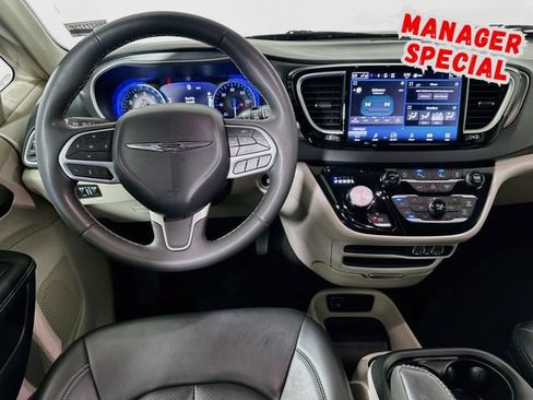 Used 2023 Chrysler Pacifica Touring-L FWD image 22