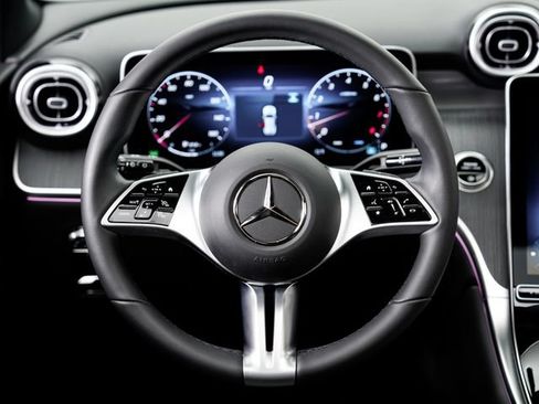 Used 2025 Mercedes-Benz GLC 300 4MATIC image 12