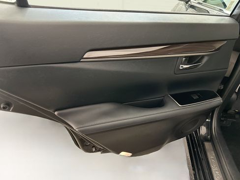 Used 2018 Lexus ES 350 w/ Luxury Package w/Wood Trim image 28