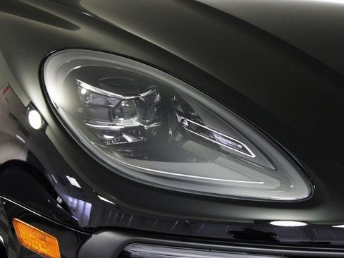 Used 2025 Porsche Macan image 11