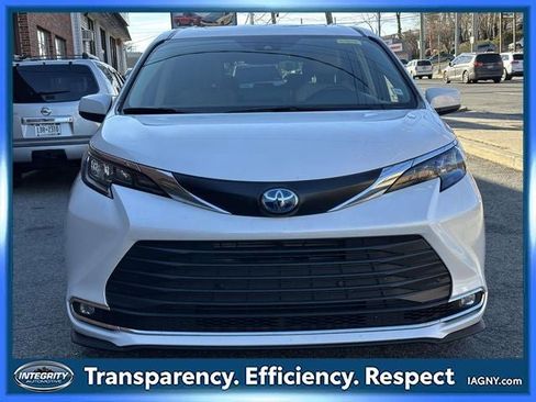 Certified 2024 Toyota Sienna XLE image 9