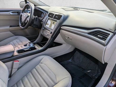 Used 2017 Ford Fusion SE w/ Fusion SE Technology Package image 20