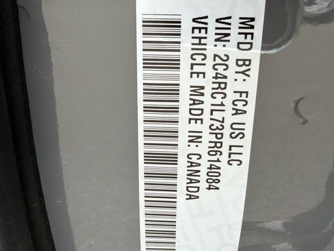 Used 2023 Chrysler Pacifica Touring-L image 17