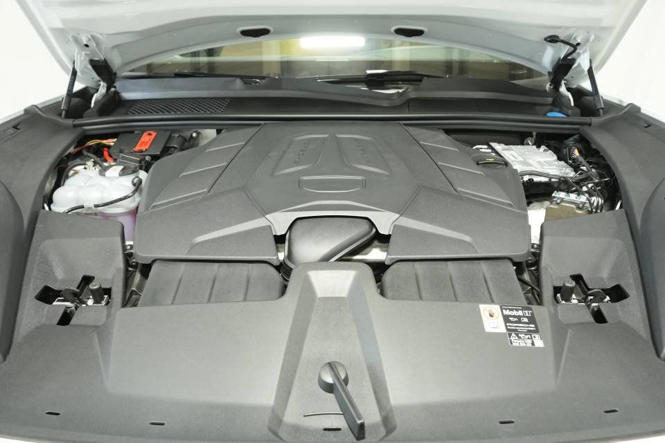 Certified 2026 Porsche Cayenne AWD/4WD image 30
