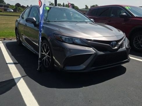 Used 2023 Toyota Camry SE w/ Cold Weather Package FWD image 3