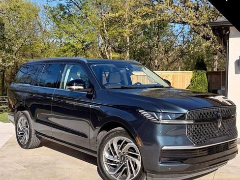 Used 2025 Lincoln Navigator Reserve image 1