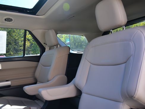 Used 2022 Ford Explorer XLT w/ Equipment Group 202A image 18