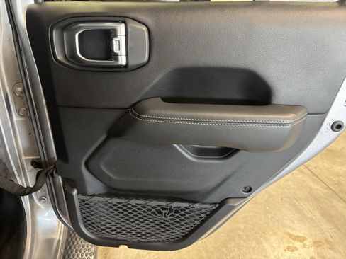 Used 2020 Jeep Wrangler Unlimited Sahara image 32