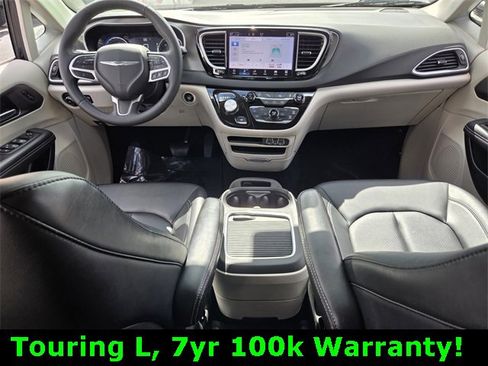 Certified 2024 Chrysler Pacifica Touring-L image 14