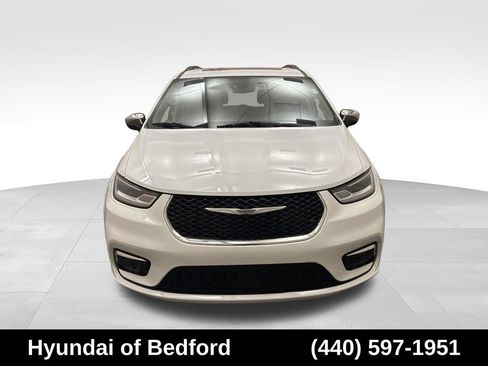 Used 2023 Chrysler Pacifica Limited FWD image 2