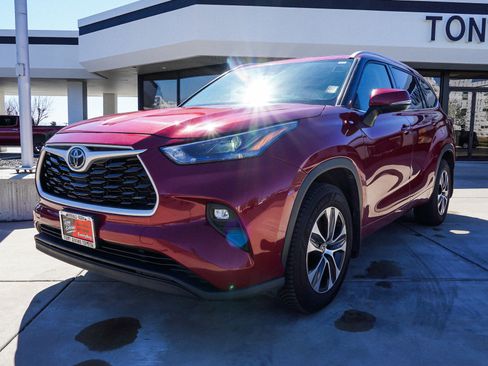 Used 2022 Toyota Highlander XLE image 4