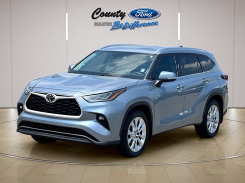 Used 2024 Toyota Highlander Limited AWD/4WD image 2
