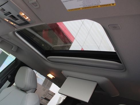 Used 2025 Toyota Sienna XLE image 3