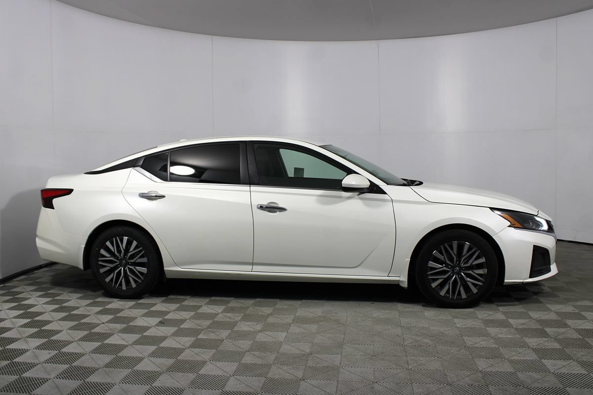 Used 2023 Nissan Altima 2.5 SV FWD image 14