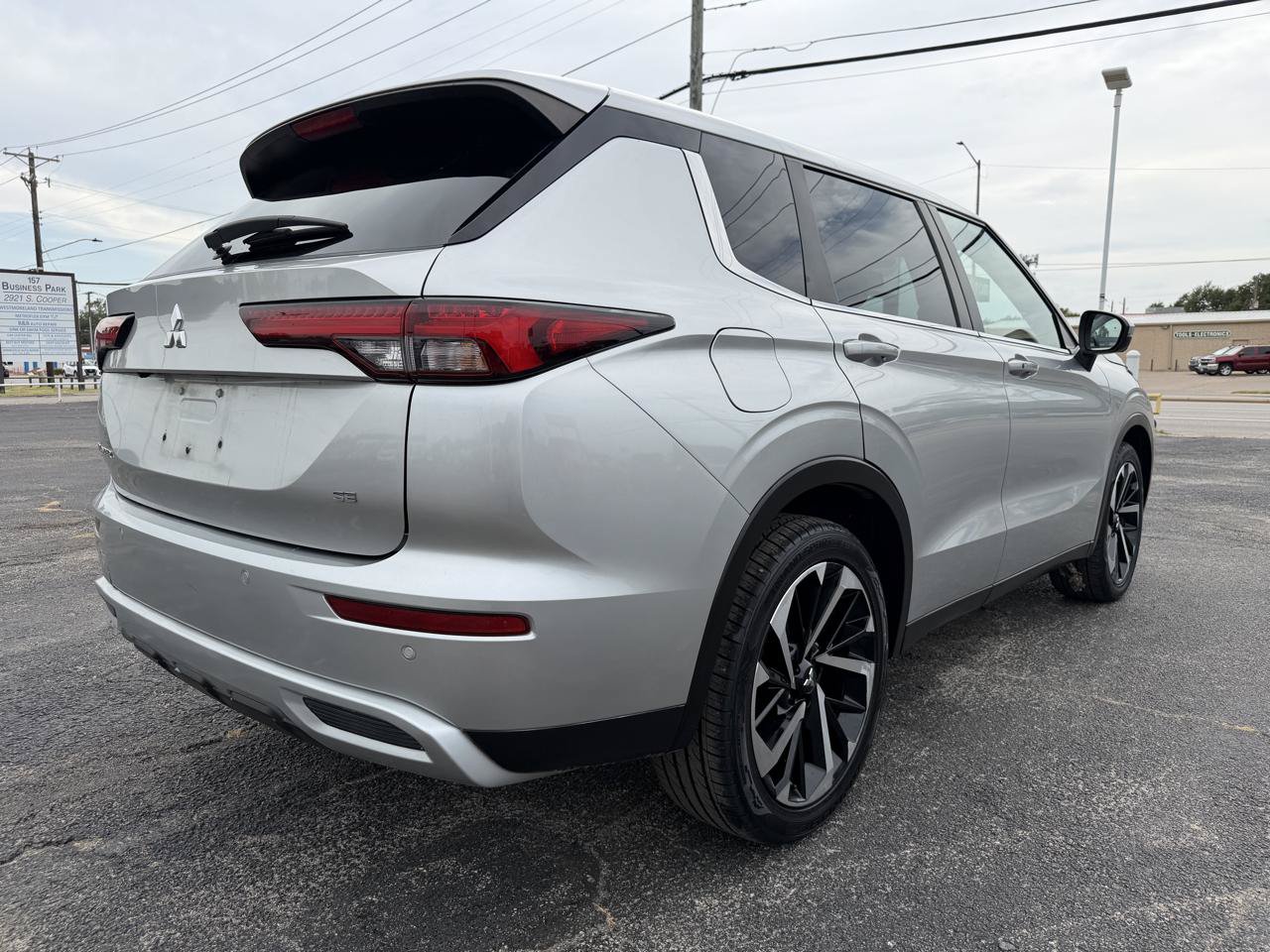 Used 2023 Mitsubishi Outlander SE FWD image 5