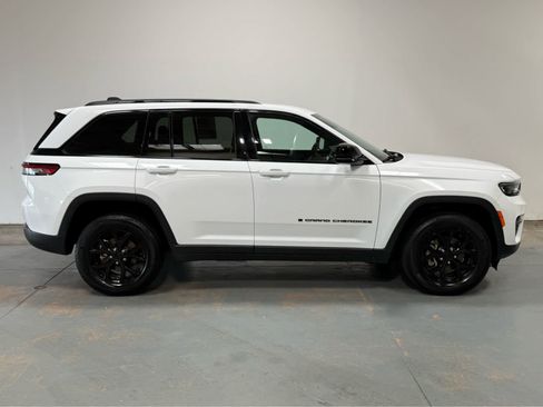 Used 2024 Jeep Grand Cherokee Altitude AWD/4WD image 6