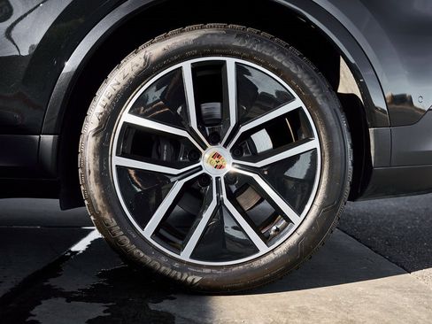 Used 2024 Porsche Cayenne Coupe image 16