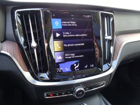 Used 2021 Volvo S60 T6 Momentum w/ Climate Package image 3