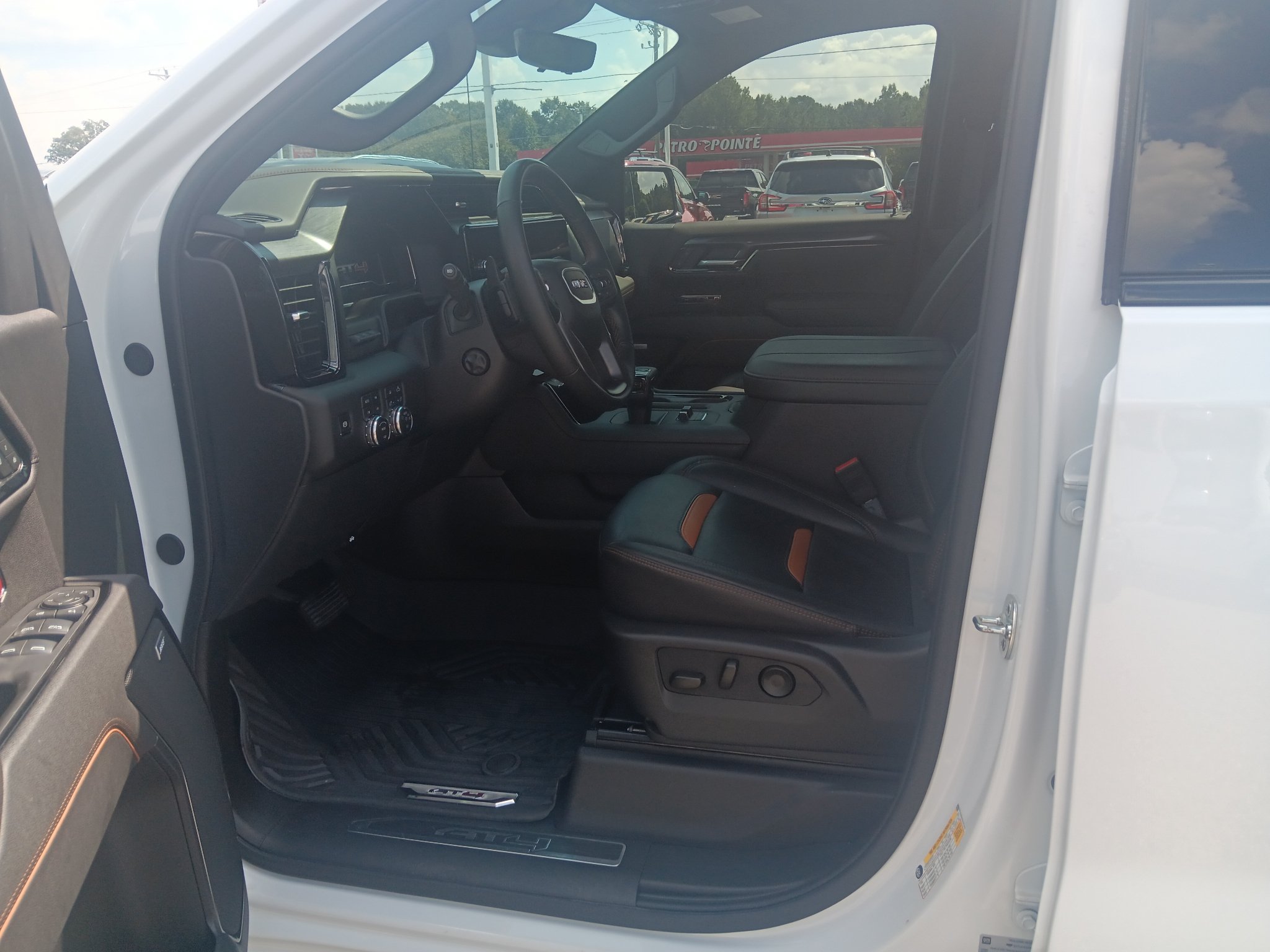 Used 2025 GMC Sierra 1500 AT4 w/ AT4 Premium Package AWD/4WD image 9