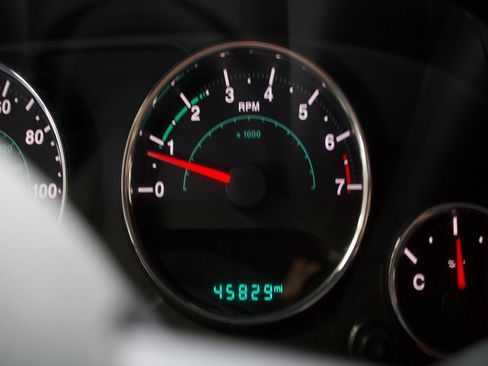 Used 2018 Jeep Wrangler Unlimited Sport w/ Connectivity Group AWD/4WD image 9