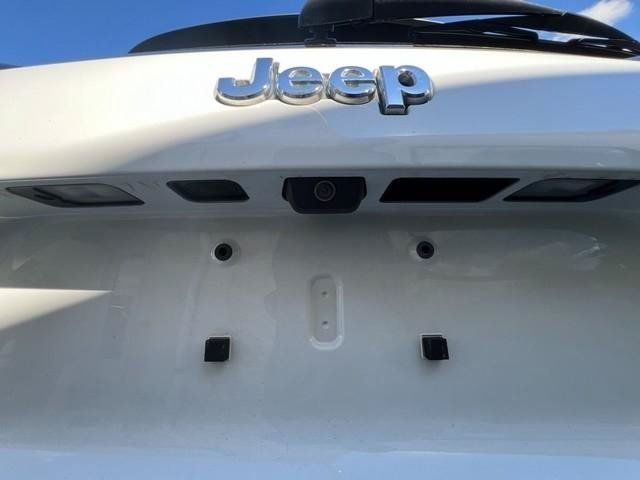 Used 2019 Jeep Cherokee Latitude Plus w/ Cold Weather Group AWD/4WD image 26