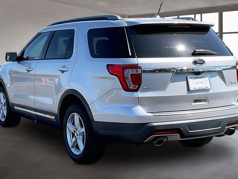 Used 2018 Ford Explorer XLT w/ Equipment Group 201A FWD image 4