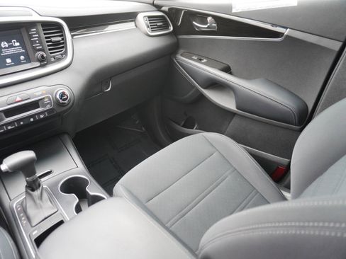 Used 2019 Kia Sorento LX image 16