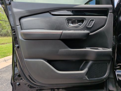 Used 2025 Honda Pilot TrailSport image 29