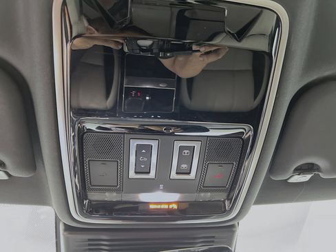 Used 2023 Land Rover Range Rover Velar R-Dynamic S image 21