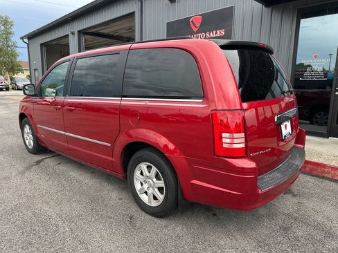 Used 2010 Chrysler Town & Country Touring FWD image 3