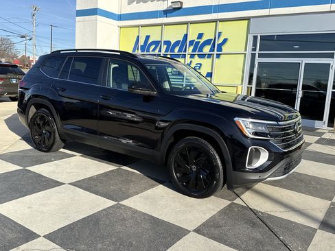 Used 2024 Volkswagen Atlas SE w/ Black Wheel Package image 2