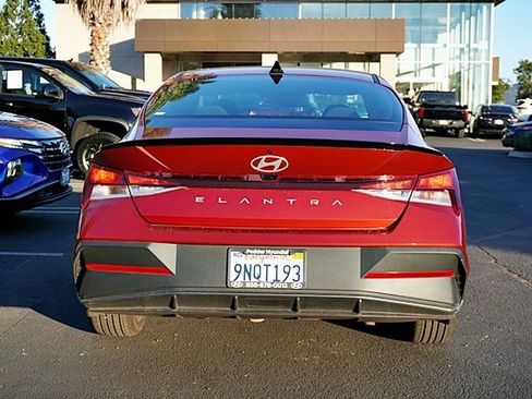 Used 2025 Hyundai Elantra Sport image 9