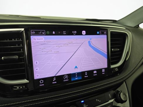 Used 2023 Chrysler Pacifica Limited w/ Uconnect Theater Family Group FWD image 33