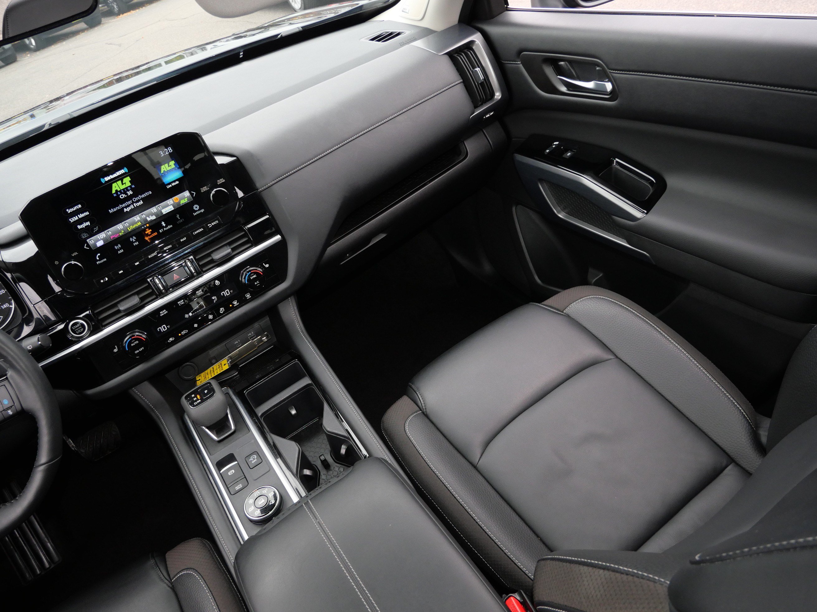Used 2024 Nissan Pathfinder SL w/ SL Premium Package AWD/4WD image 11