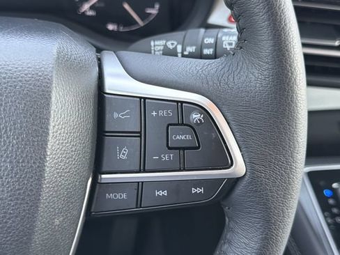 Used 2025 Toyota Sienna XLE FWD image 19