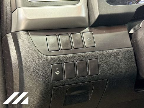 Used 2016 Toyota Highlander XLE w/ Four Season Floor Mat Package AWD/4WD image 10