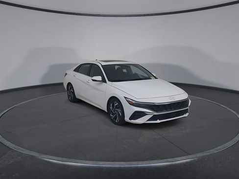 Used 2025 Hyundai Elantra Limited FWD image 2