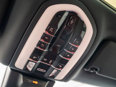Certified 2025 Porsche Macan AWD/4WD image 19