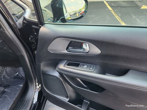 Used 2025 Chrysler Pacifica Select FWD image 45