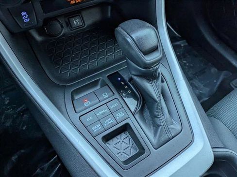 Used 2019 Toyota RAV4 LE image 12