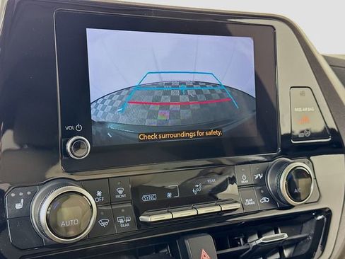 Used 2023 Toyota Highlander XLE AWD/4WD image 23