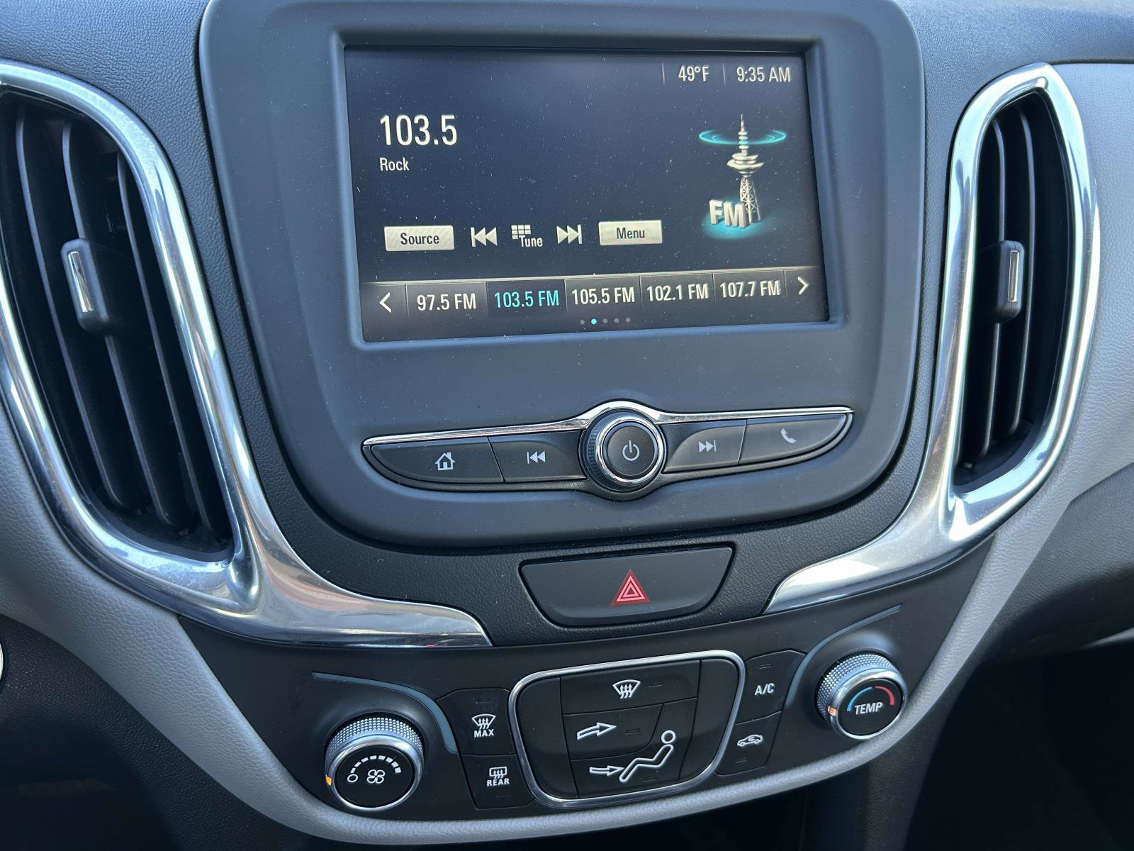 Used 2018 Chevrolet Equinox LS FWD image 19