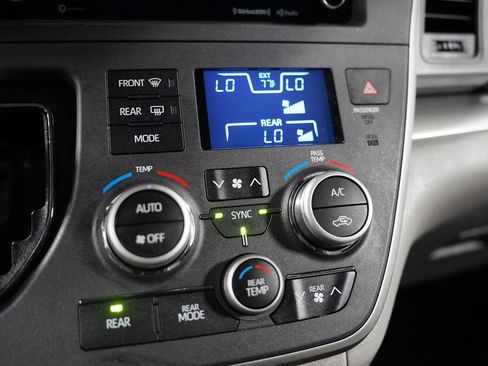 Used 2020 Toyota Sienna LE FWD image 24