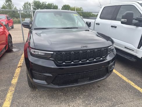 Used 2024 Jeep Grand Cherokee Altitude AWD/4WD image 4