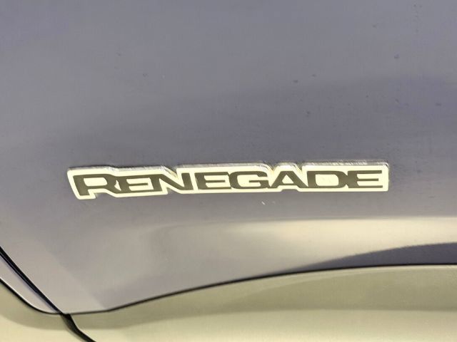 Used 2018 Jeep Renegade Latitude AWD/4WD image 10