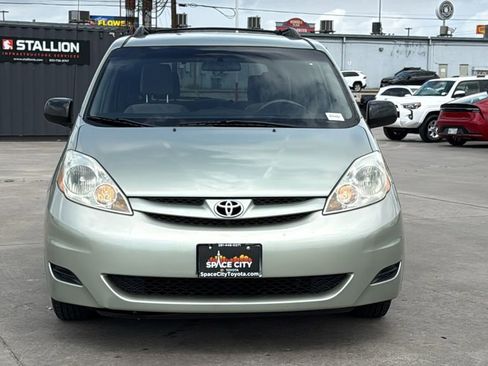 Used 2010 Toyota Sienna LE image 2