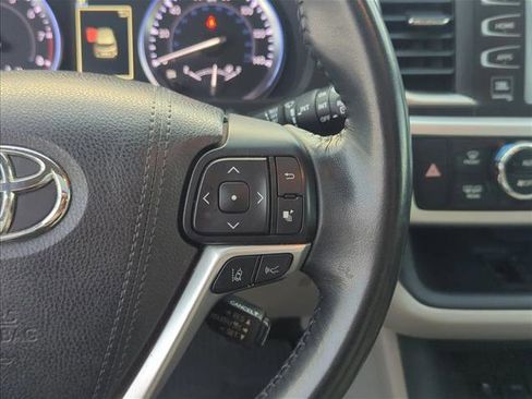 Used 2017 Toyota Highlander Limited image 12