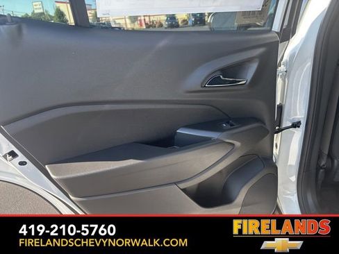 New 2025 Chevrolet Trax LT w/ Sunroof Package image 30