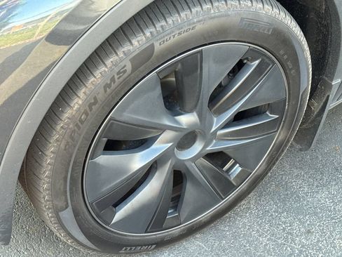 Used 2024 Tesla Model Y Long Range RWD image 9