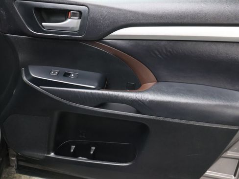 Used 2015 Toyota Highlander XLE image 12